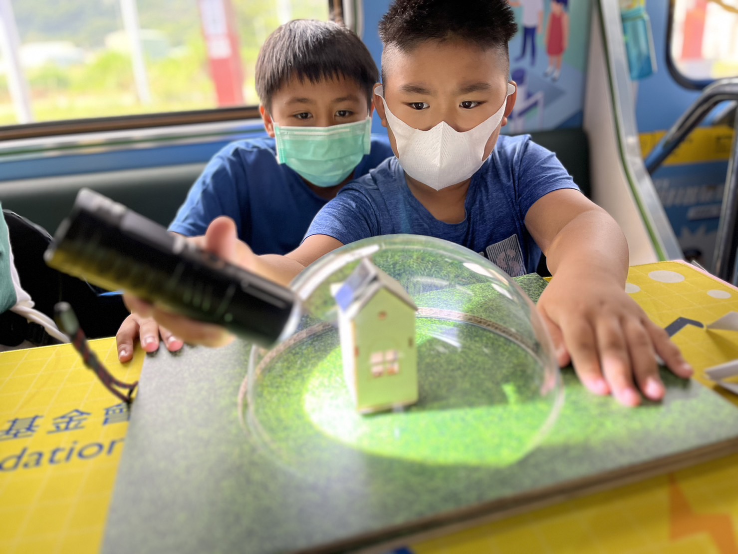 友達參與基礎科學主題車廂，以STEAM教學精神，設計「逐日科學家」、「太陽能工程師」以及「淨零建築師」三大能源科普課程和實驗