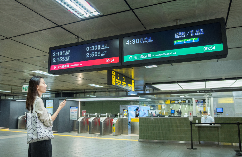 達擎TARTAN顯示器的特殊長條型比例非常適合空間與高度有限的大眾運輸場域應用，具備工業等級高品質、高亮度、高解析與高色彩飽和度等優勢，打造都會智能車站新風貌。