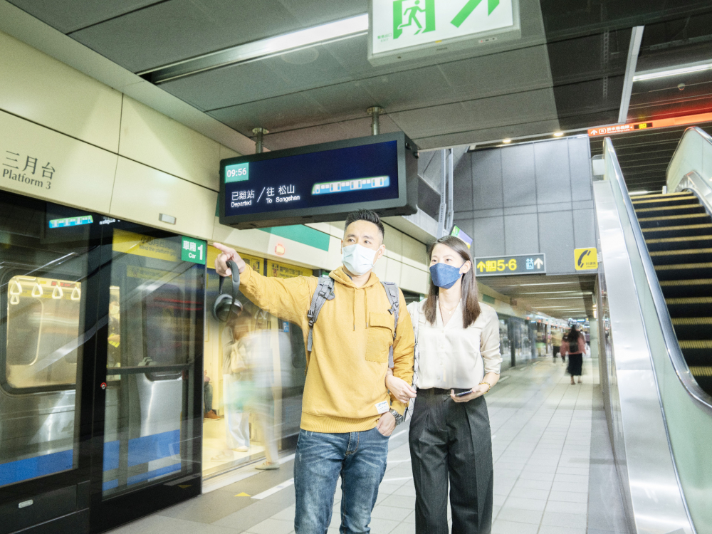 友達旗下達擎之客製化TARTAN顯示器，於台北捷運中山站亮相。以獨特長條型比例與高畫質特色，為台北捷運站帶來嶄新的都會車站風貌