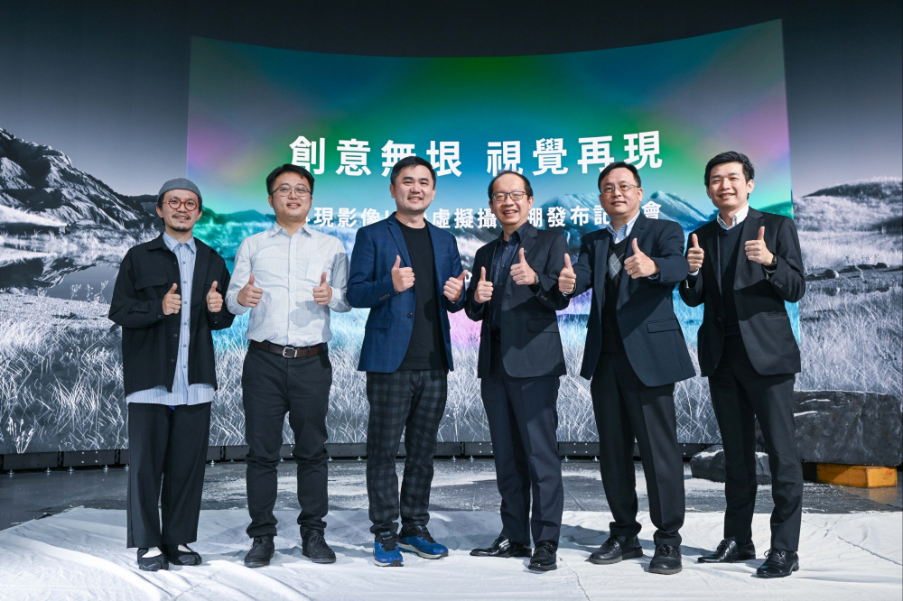 友達光電與再現影像攜手，於中影製片廠建置全台首座提供嶄新一站式整合服務的LED虛擬製作攝影棚（圖左至右：再現影像視覺總監郭憲聰、再現影像營運總監黃棨雋、再現影像藝術總監與導演紀柏舟、友達光電技術長廖唯倫、友達光電系統設計製造服務事業總部副總經理曾天龍、友達光電系統產品事業資深處長蘇聖倫）
