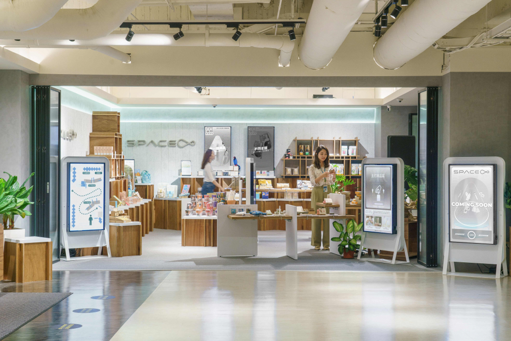 DB视讯打造永续选物商店，展示社企及社创商品，结合创利空间所开发的智能零售系统，整合多元产品信息，让无人商店扮演公益行动的推手