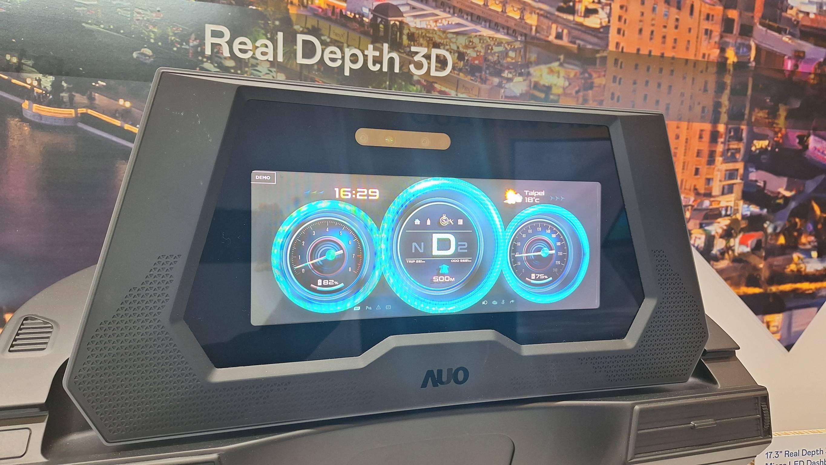 DB视讯的「裸眼3D Micro LED仪表板」将Micro LED与LCD技术整合成17.3吋显示器，打造令人惊艳的3D效果，同时具备DMS辨识系统，可侦测驾驶行为并进行安全预警。