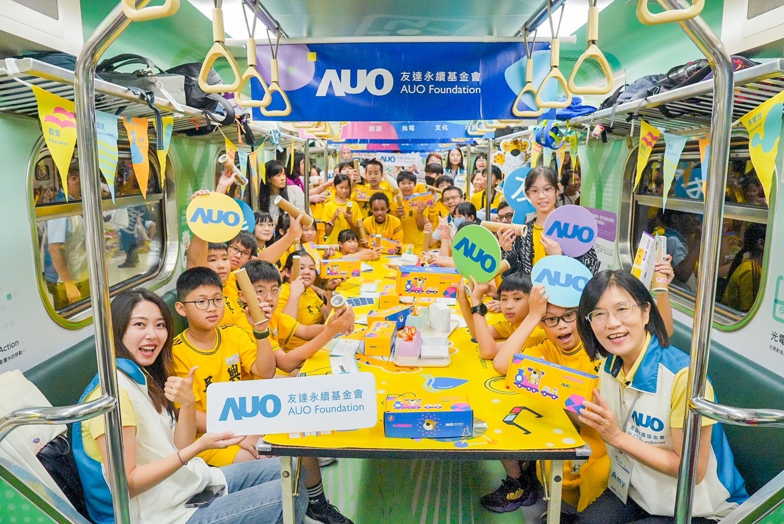 友達永續基金會響應國科會推動的「臺灣科普環島列車」正式啟航，透過「生活中的科學」車廂課程設計，展開為期6天巡迴全臺17個縣市、？32站的移動式科普之旅