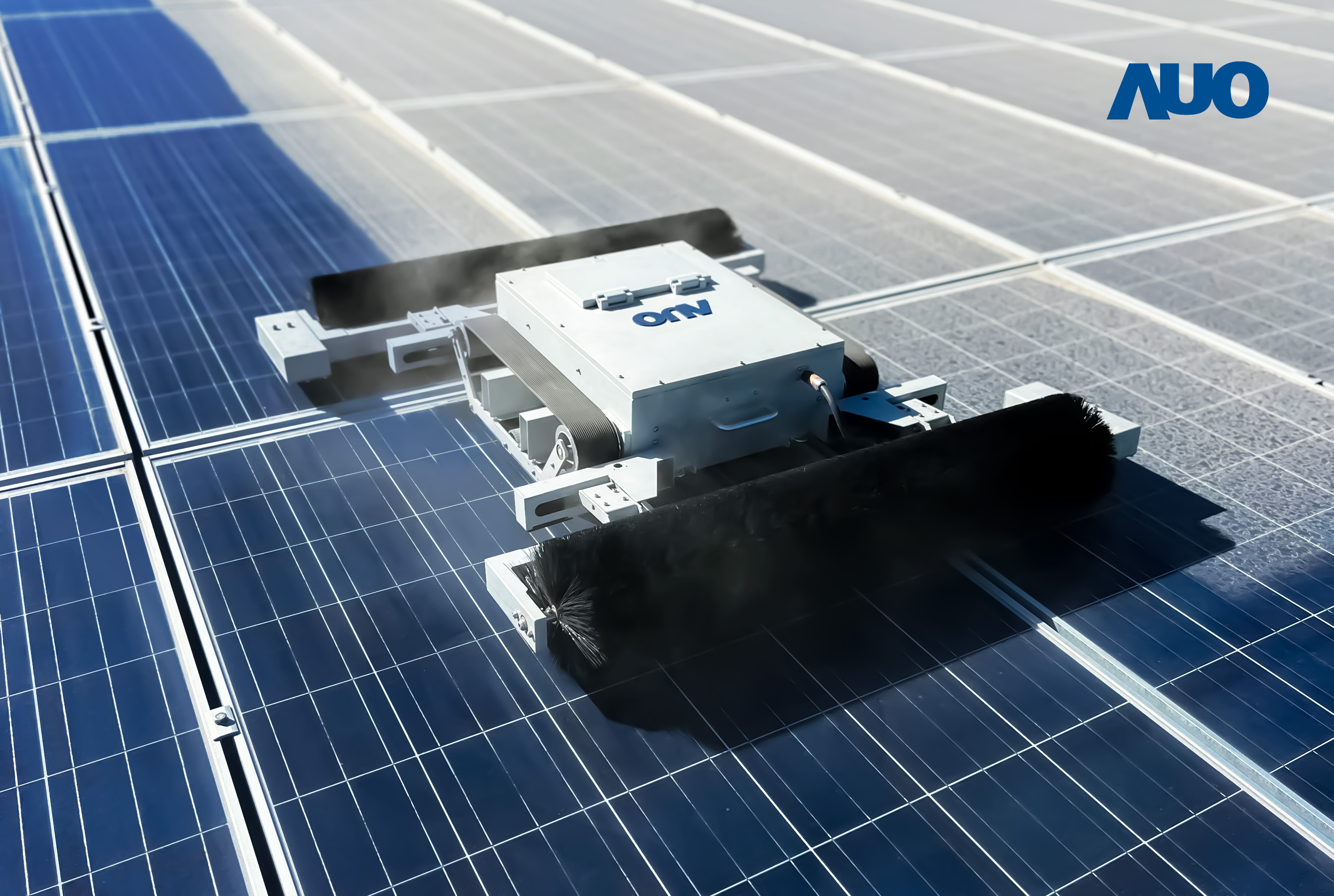 友達「太陽能模組清潔機器人SunCleanBots」，具輕量化、智慧化與高效率優勢，搭載全自動導航清潔模式，已應用於多個太陽能電廠場域，大幅提升太陽能模組使用壽命與效能並降低人力成本，獲台灣精品銀質獎
