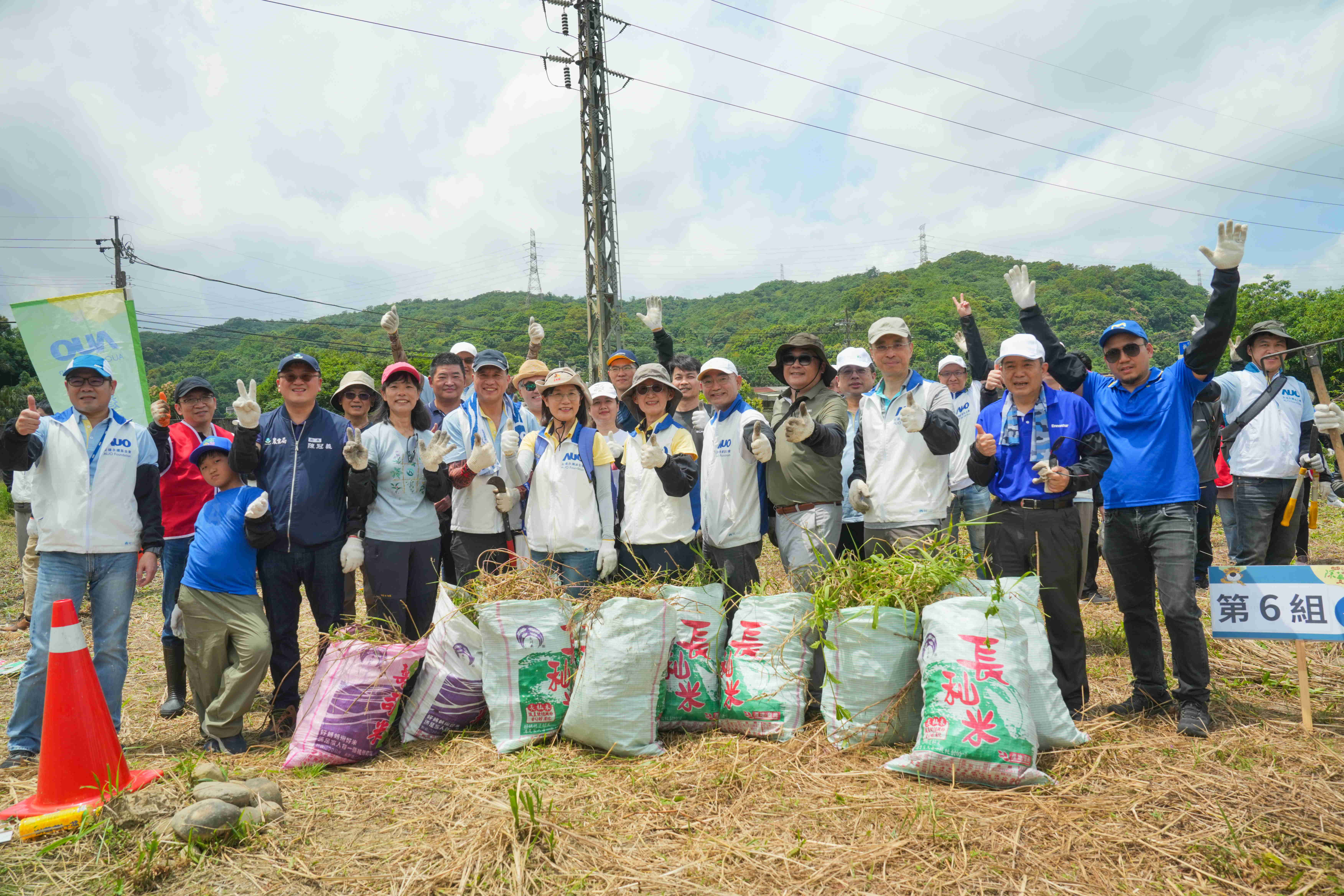 友達永續基金會今（17）日在桃園龍潭廠區舉辦「手護台灣綠色堡壘　Green Party除蔓生活節」，由友達光電暨友達永續基金會董事長彭双浪攜手政府、供應商等合作夥伴共同參與