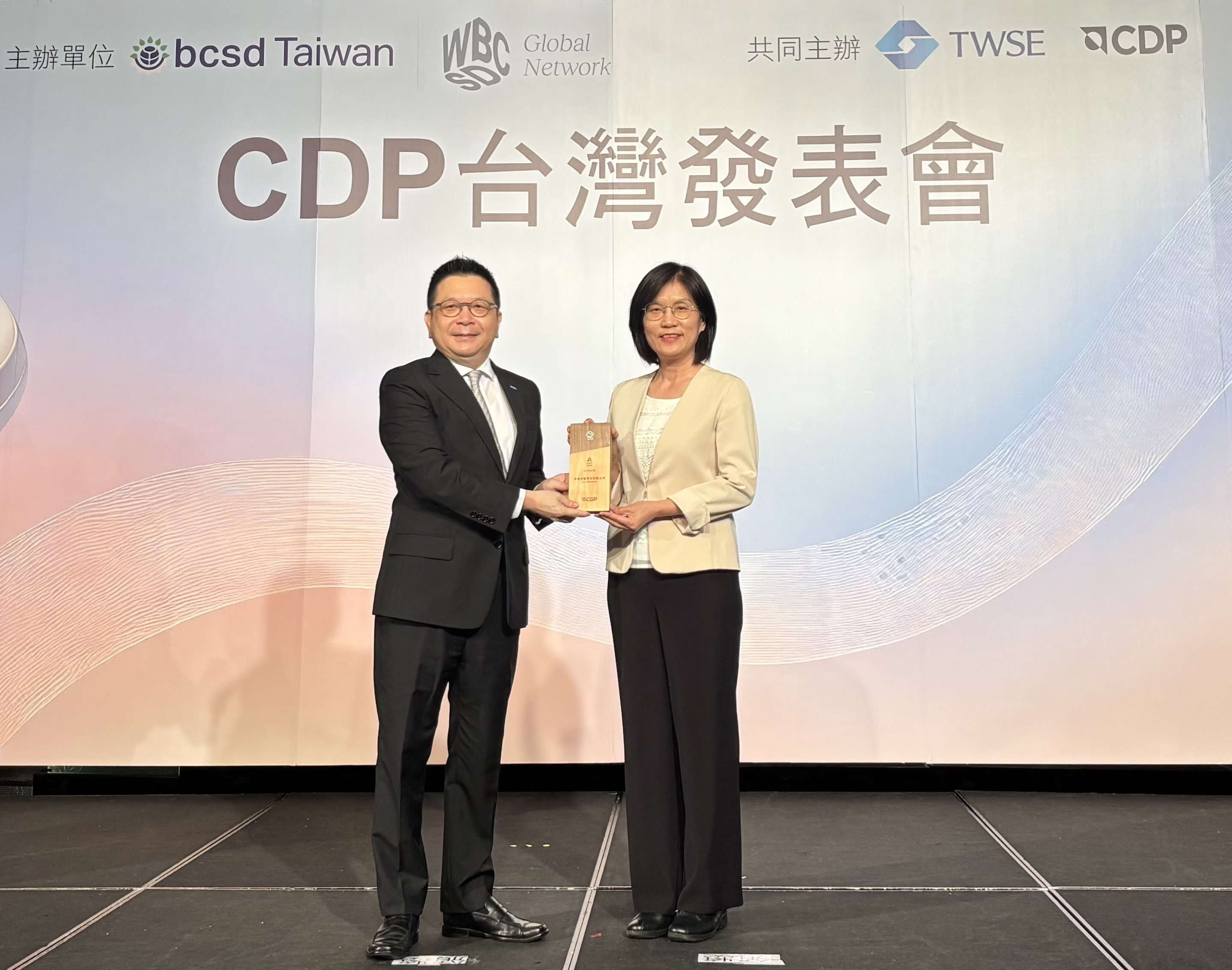 友達永續成果再獲國際評比肯定，獲頒CDP氣候與水資源雙項領導力評級。今由臺灣證券交易所董事長林修銘（左）頒獎，友達光電永續長古秀華（右）代表受獎
